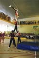 Pokazy grupy akrobatycznej z Klubu Sportowego w Ursusie na uroczystoci otwarcia hali sportowej